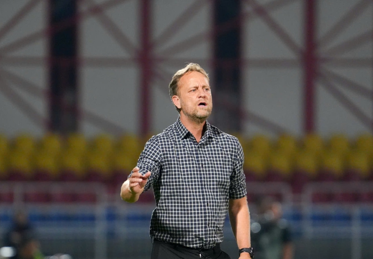 HLV Alexandre Polking kh&ocirc;ng thể trực tiếp chỉ đạo CAHN ở trận tiếp Ninh B&igrave;nh. Ảnh: CAHN FC.