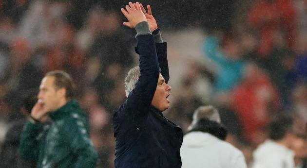 Mourinho gi&uacute;p Benfica gi&agrave;nh chiến thắng đầy cảm x&uacute;c trước Real.