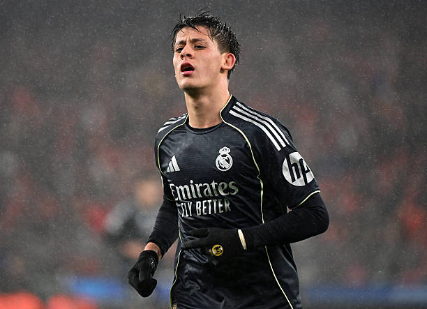 Arda Guler tỏ ra kh&ocirc;ng h&agrave;i l&ograve;ng trước Alvaro Arbeloa.