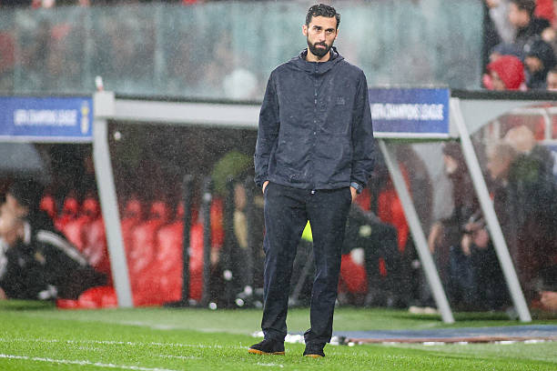 Alvaro Arbeloa chưa t&igrave;m ra lời giải để gi&uacute;p Real Madrid đạt được sự ổn định.