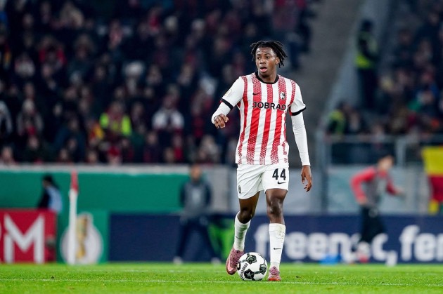 Arsenal quyết đấu MU gi&agrave;nh Johan Manzambi.