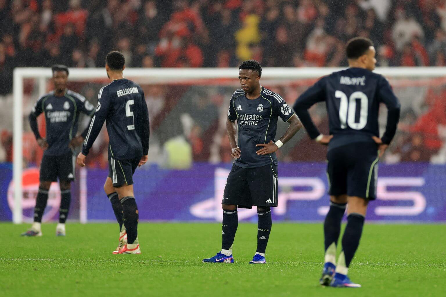 Real Madrid ch&igrave;m s&acirc;u v&agrave;o khủng hoảng. 