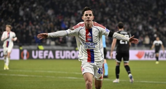 Remi Himbert lập c&ocirc;ng cho Lyon.