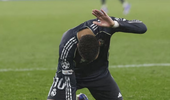 Mbappe giữa tập thể Real rệu r&atilde;.