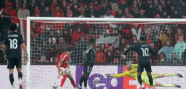 Mbappe x&eacute; lưới Benfica.