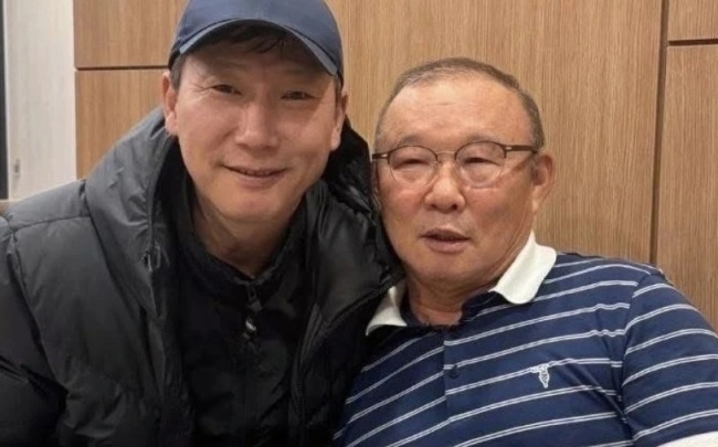 Ảnh bài viết HLV Kim Sang-sik thắng giải, xúc động tri ân HLV Park Hang-seo