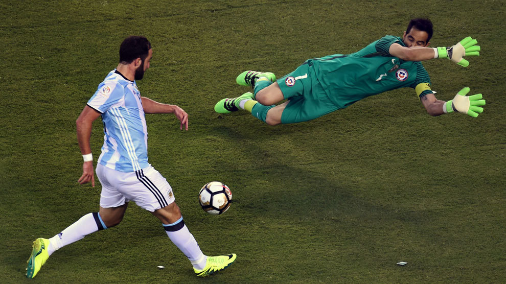 Higuain v&agrave; sự tha thứ của thời gian.