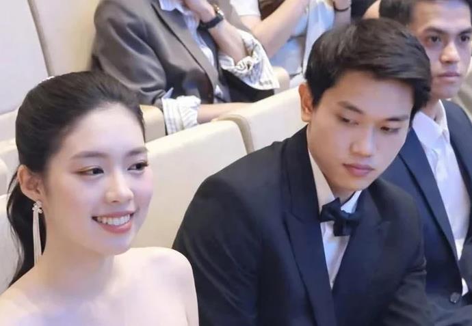 H&igrave;nh ảnh Đ&igrave;nh Bắc liếc mắt nh&igrave;n &Aacute; hậu Ch&acirc;u Anh đang g&acirc;y x&ocirc;n xao mạng x&atilde; hội.