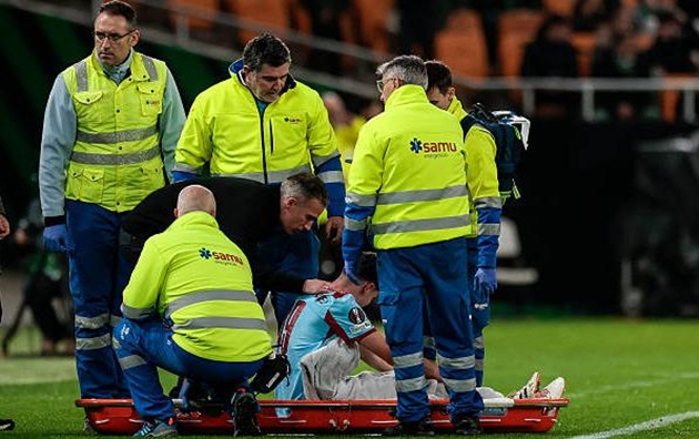 Ảnh bài viết Van Persie đau lòng nhìn con trai rời sân trên cáng