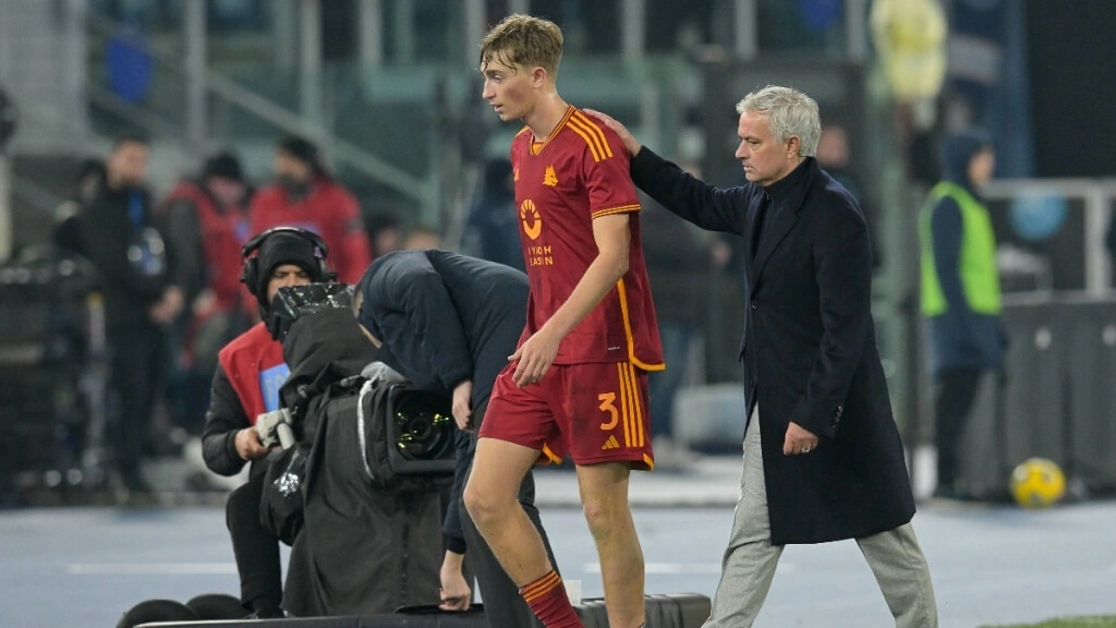 Mourinho từng dẫn dắt Huijsen khi còn ở Roma.