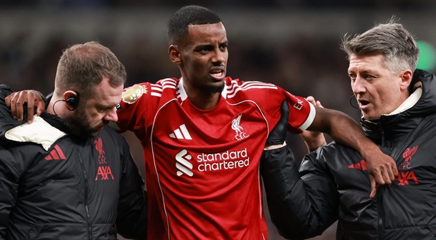 Isak bị g&atilde;y mắt c&aacute; ch&acirc;n sau khởi đầu thất vọng tại Liverpool.