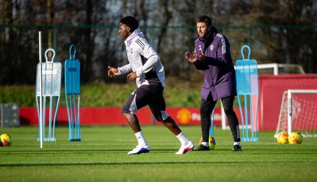 Carrick th&iacute;ch th&uacute; khi xem Mainoo thi đấu.