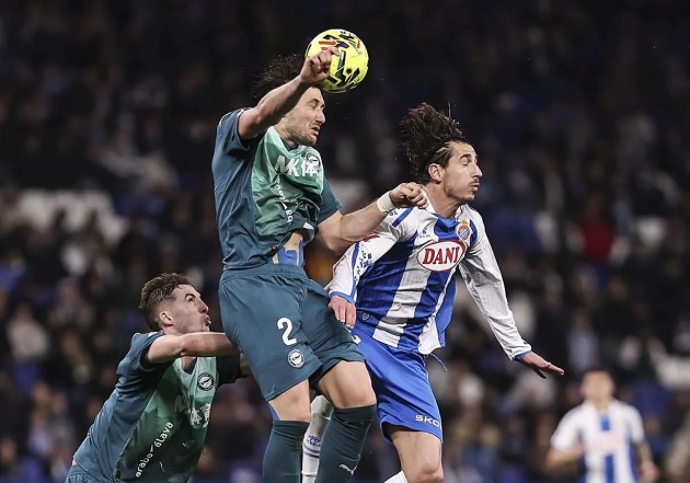 Garces (số 2) tỏa s&aacute;ng trong ng&agrave;y t&aacute;i xuất Alaves.