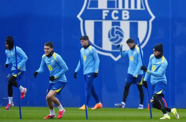 C&aacute;c cầu thủ Barca tập luyện trước thềm trận đấu.