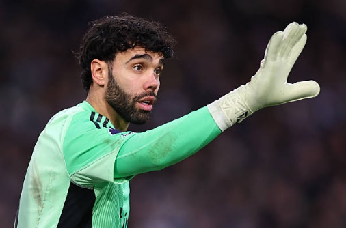 David Raya (7.6 điểm): Một buổi chiều tương đối nh&agrave;n hạ của thủ th&agrave;nh người T&acirc;y Ban Nha khi Leeds kh&ocirc;ng tạo ra được qu&aacute; nhiều sức &eacute;p đ&aacute;ng kể. Tuy nhi&ecirc;n, Raya vẫn duy tr&igrave; sự tập trung cao độ trong c&aacute;c t&igrave;nh huống ra v&agrave;o, khả năng xử l&yacute; b&oacute;ng bằng ch&acirc;n v&agrave; điều tiết nhịp độ từ phần s&acirc;n nh&agrave; của anh vẫn đạt độ chuẩn x&aacute;c rất cao.