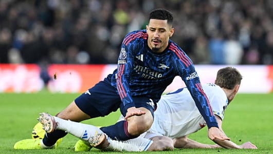 William Saliba (7.7 điểm): Sự điềm tĩnh của Saliba l&agrave; ch&igrave;a kh&oacute;a gi&uacute;p h&agrave;ng thủ Arsenal đứng vững trước những nỗ lực phản c&ocirc;ng của Leeds. Anh kh&ocirc;ng chỉ ho&agrave;n th&agrave;nh xuất sắc nhiệm vụ ph&ograve;ng ngự với những pha cắt b&oacute;ng th&ocirc;ng minh m&agrave; c&ograve;n thường xuy&ecirc;n thực hiện c&aacute;c t&igrave;nh huống k&eacute;o b&oacute;ng l&ecirc;n ph&iacute;a trước để mở ra c&aacute;c đợt tấn c&ocirc;ng cho đội nh&agrave;.