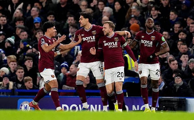 West Ham vượt lên dẫn trước Chelsea 2-0 sau hiệp một.