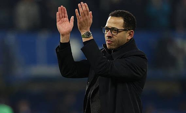 Liam Rosenior m&aacute;t tay trong những quyết định thay người.