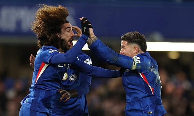 Enzo Fernandez v&agrave; Marc Cucurella g&oacute;p phần gi&uacute;p Chelsea đ&aacute;nh bại West Ham.