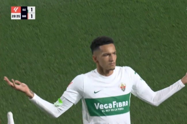 Alvaro Rodriguez ghi b&agrave;n cho Elche.
