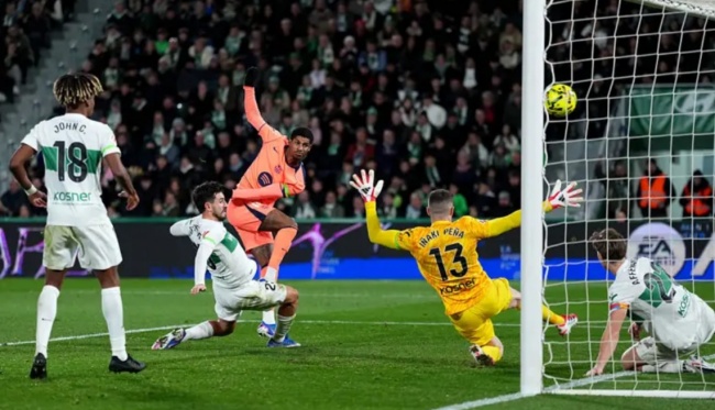 Rashford lập c&ocirc;ng khi v&agrave;o s&acirc;n ở hiệp 2.