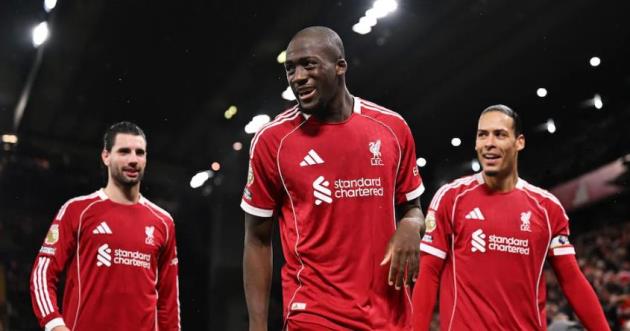 Konate x&uacute;c động sau b&agrave;n thắng v&agrave;o lưới Newcastle.