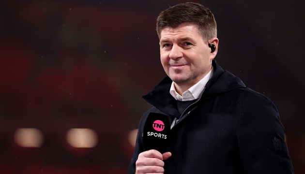 Steven Gerrard chia sẻ niềm vui khi thấy Konate tỏa s&aacute;ng trở lại.