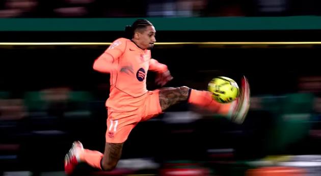 Raphinha gặp vấn đề ở lần đụng độ Elche.