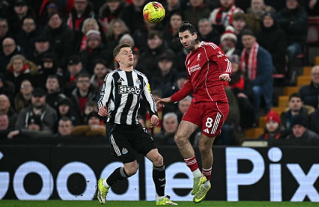 Dominik Szoboszlai (7.6): Một thử nghiệm th&uacute; vị khi tiền vệ người Hungary được k&eacute;o xuống đ&aacute; hậu vệ phải. Anh th&iacute;ch nghi nhanh ch&oacute;ng, trở th&agrave;nh chốt chặn đ&aacute;ng tin cậy v&agrave; tung ra nhiều quả tạt chất lượng.