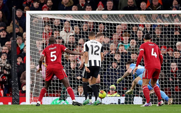 Ibrahima Konate (8.3): Điểm s&aacute;ng lớn nhất h&agrave;ng thủ. Konate đứng vững như 