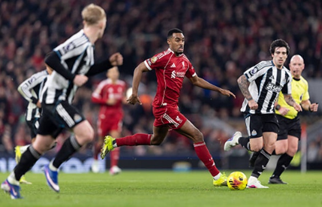 Ryan Gravenberch (7.3): Chơi thấp nhất h&agrave;ng tiền vệ, Gravenberch bị ngợp trong 30 ph&uacute;t đầu nhưng đ&atilde; lột x&aacute;c ho&agrave;n to&agrave;n sau giờ nghỉ, gi&uacute;p Liverpool kiểm so&aacute;t lại thế trận.