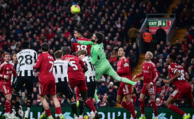 Alisson Becker (7.3): Alisson tiếp tục chứng minh v&igrave; sao anh nằm trong top những người g&aacute;c đền hay nhất thế giới. Anh c&oacute; những pha cứu thua xuất sắc, giữ lại hy vọng cho Liverpool khi h&agrave;ng thủ chệch choạc.