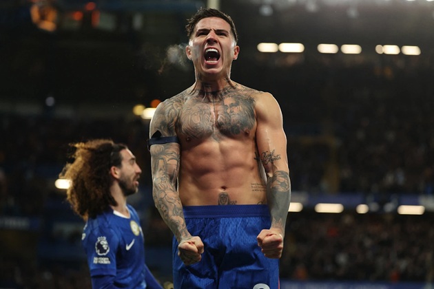 Enzo Fernandez nhận thẻ sau pha cởi &aacute;o ăn mừng.