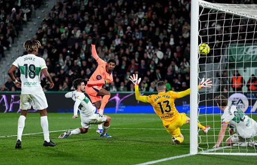 Rashford v&agrave;o s&acirc;n từ ghế dự bị v&agrave; vừa gi&uacute;p Barca ghi b&agrave;n thắng trước Elche.