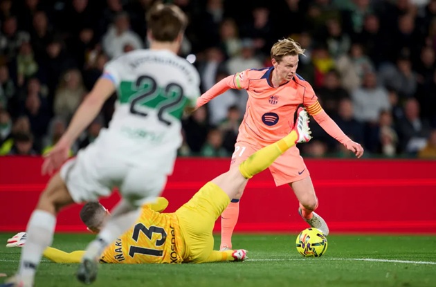  Frenkie de Jong đ&atilde; g&oacute;p c&ocirc;ng v&agrave;o chiến thắng của Barca.
