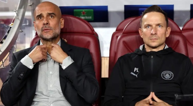 Pep Lijnders l&agrave;m trợ l&yacute; cho Pep.