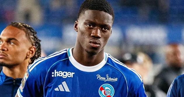 Chelsea gọi lại Mamadou Sarr để gia cố h&agrave;ng ph&ograve;ng ngự.