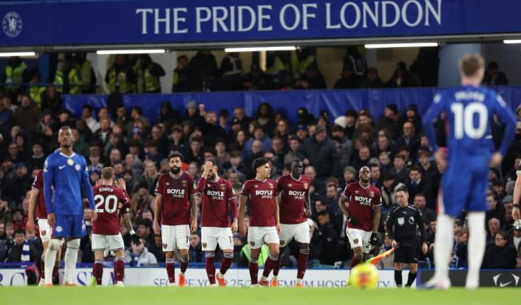 Chelsea kh&ocirc;ng bu&ocirc;ng xu&ocirc;i d&ugrave; bị West Ham dẫn 2-0.