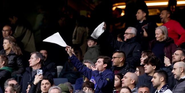 CĐV la &oacute; Real.