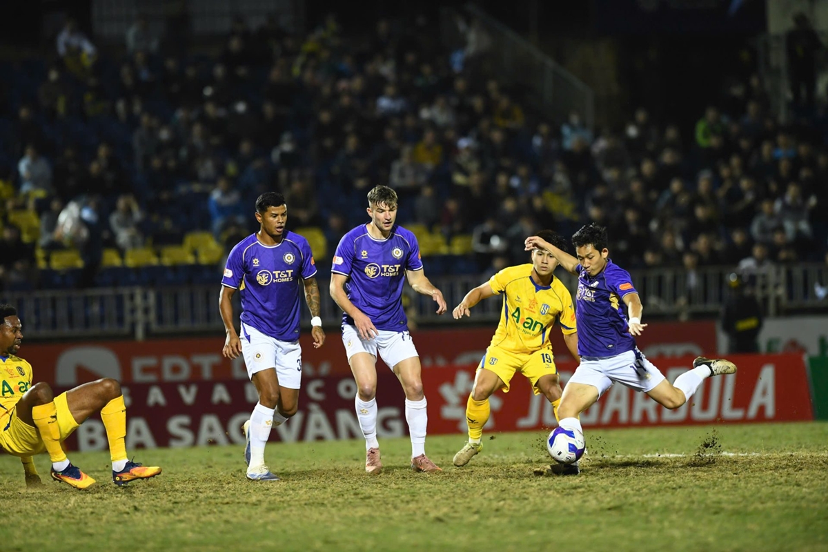 H&agrave; Nội FC &aacute;p đảo SLNA ngay tr&ecirc;n s&acirc;n Vinh. Ảnh: VPF.