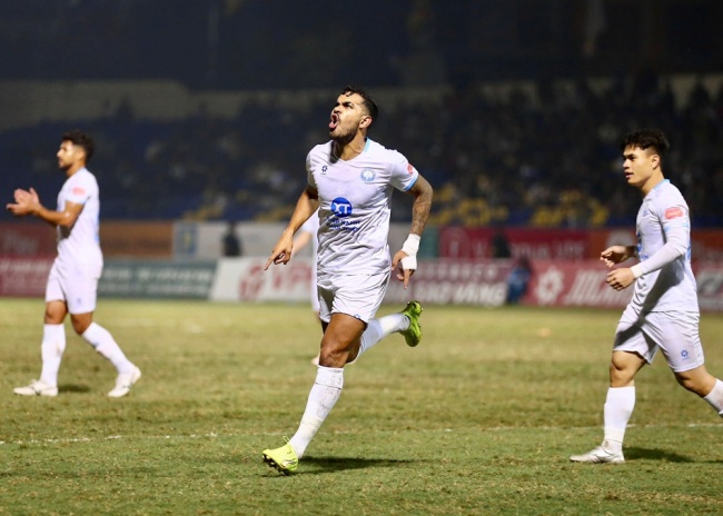 Ảnh bài viết Xuân Son hỏng phạt đền, Nam Định đánh rơi chiến thắng trước Thanh Hóa