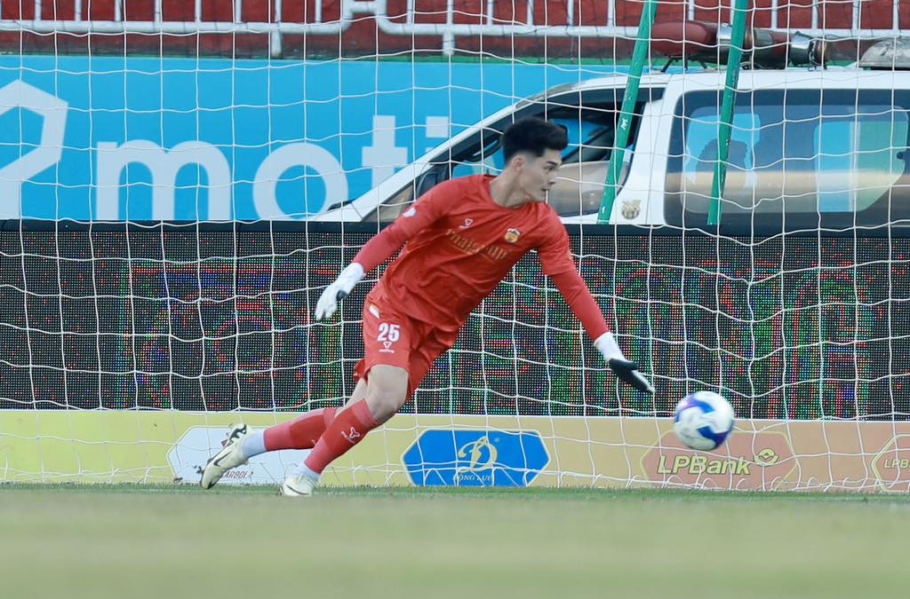 Trần Trung Kiên có thêm một trận đấu sạch lưới tại V-League. Ảnh: HAGL FC.