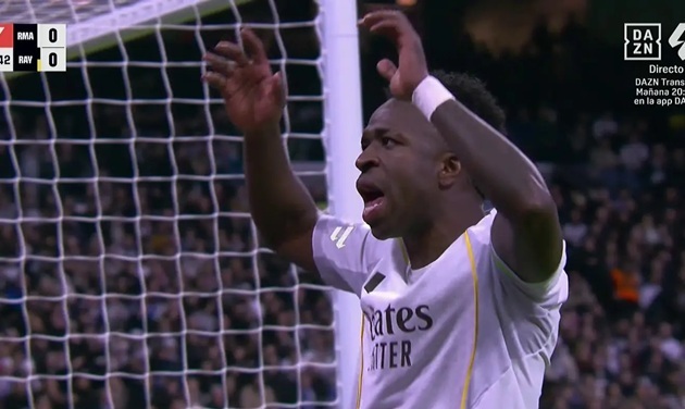 Ảnh bài viết Vinicius và Bellingham hứng bão chỉ trích tại Bernabeu