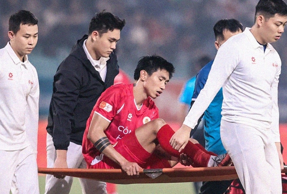 Đoàn Văn Hậu phải rời sân bằng cáng.