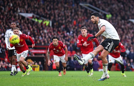 Raul Jimenez dễ d&agrave;ng đ&aacute;nh bại thủ m&ocirc;n Man Utd tr&ecirc;n chấm 11 m&eacute;t.