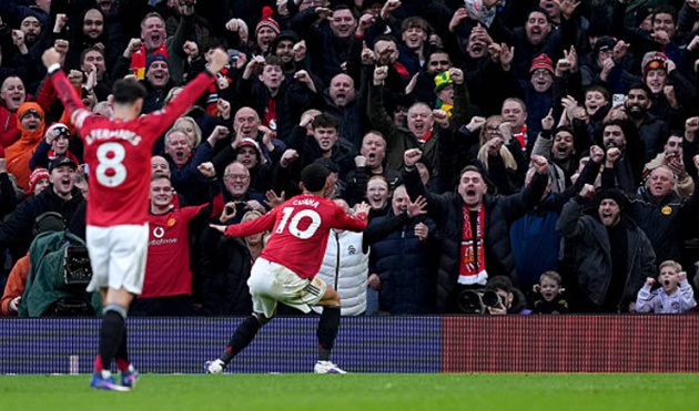 Cunha khuấy động Old Trafford bằng điệu nhảy h&oacute;m hỉnh.