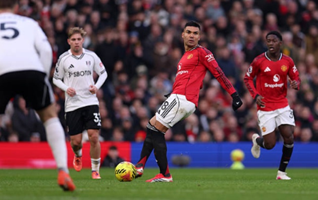 T&igrave;nh huống chuyền b&oacute;ng nghệ sỹ của Casemiro.