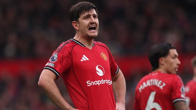 Harry Maguire (5/10): Chắn b&oacute;ng tốt trong v&ograve;ng cấm v&agrave; chiến thắng một v&agrave;i pha kh&ocirc;ng chiến khi tham gia tấn c&ocirc;ng. Tuy nhi&ecirc;n, anh lại l&agrave; người phạm lỗi dẫn đến quả phạt đền sau khi su&yacute;t ch&uacute;t nữa đốt lưới nh&agrave; do ph&aacute;n đo&aacute;n sai điểm rơi của b&oacute;ng.