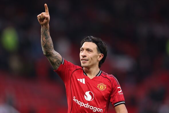 Lisandro Martinez (7/10): Kh&oacute;a chặt Jimenez trong một m&agrave;n tr&igrave;nh diễn ấn tượng kh&aacute;c ở trung t&acirc;m h&agrave;ng thủ Man Utd. Khả năng chuyền b&oacute;ng cũng được ph&aacute;t huy tốt.