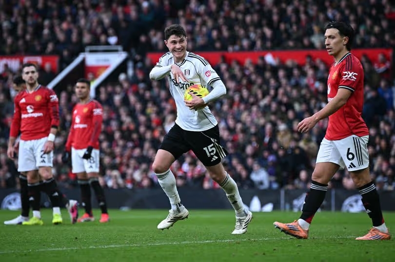 Ảnh bài viết Lý do VAR tước bàn thắng của Fulham trước Man Utd